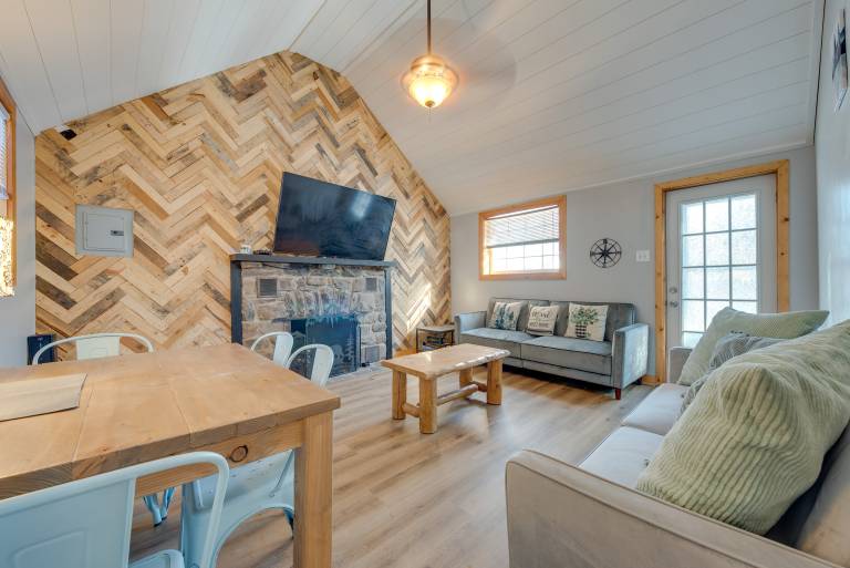 Pocono Couple's Getaway! Cute Cabin on 8 Acres — photo 4