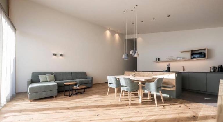 Apartment with yard & terrace — photo 4