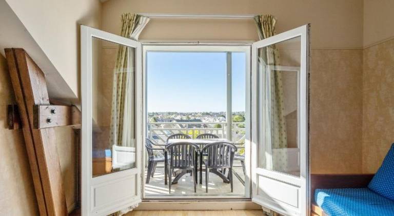 Serviced apartment with terrace, pool & garden — photo 4