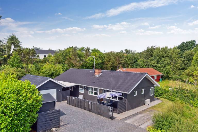 Vacation home with BBQ & terrace in Ebeltoft