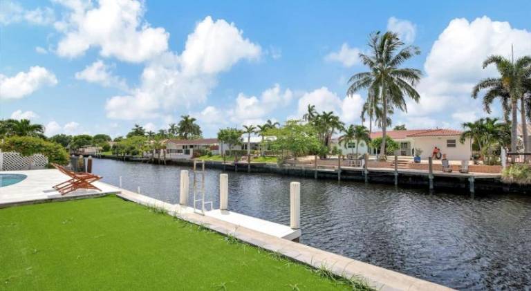 Luxury Waterfront Villa with Heated Pool and Dock — photo 5