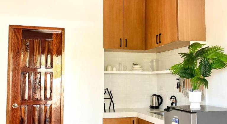 Serviced apartment with patio & yard — photo 2