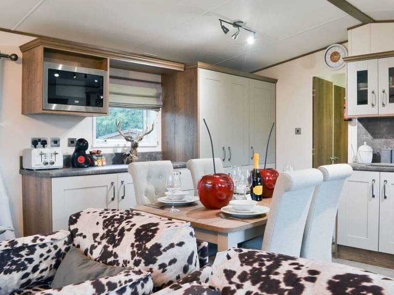 2 Bed Lodge - Sleeps 6 - Dogs - Hot Tub - Parking — photo 4