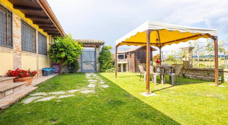 Vacation home with yard in Bracciano