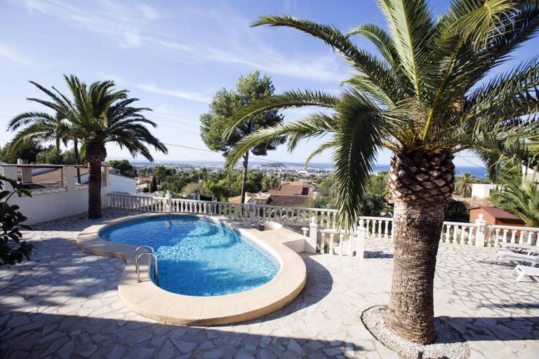 Villa with private pool, yard & barbeque — photo 3