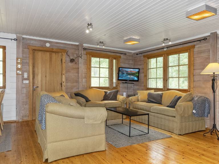 Vacation home with sauna & patio — photo 3
