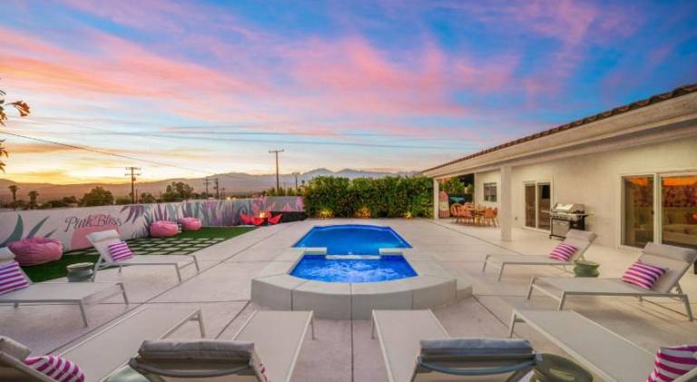 House with private pool, yard & BBQ — photo 2