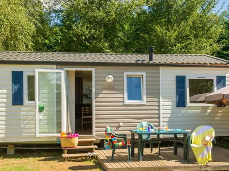 Child-friendly mobile home with patio & pool | Pets allowed — photo 4