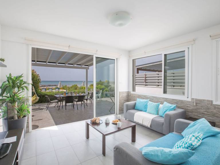 Moderne ger&auml;umige Villa am Strand mit Pool