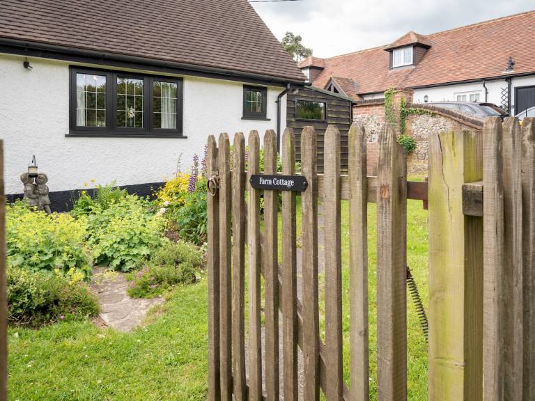 Fully equipped charming vacation home with garden & fast internet | Pets allowed — photo 2