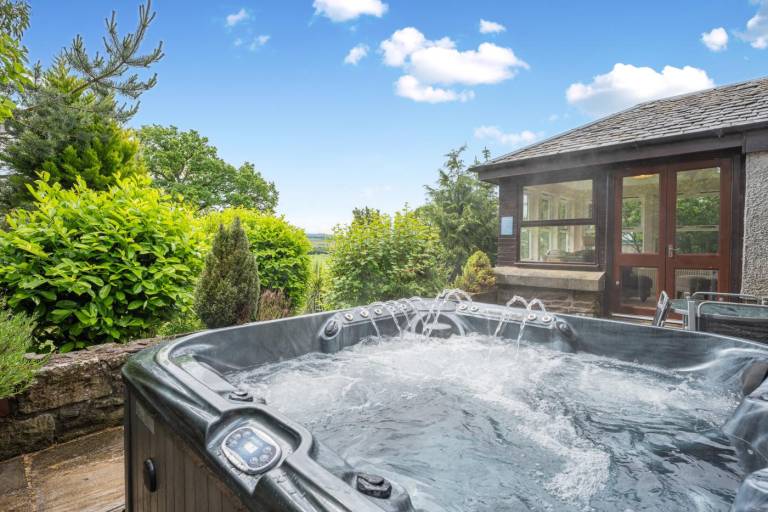 Fully equipped nice cottage with hot tub & yard | Pets are welcome in Perth