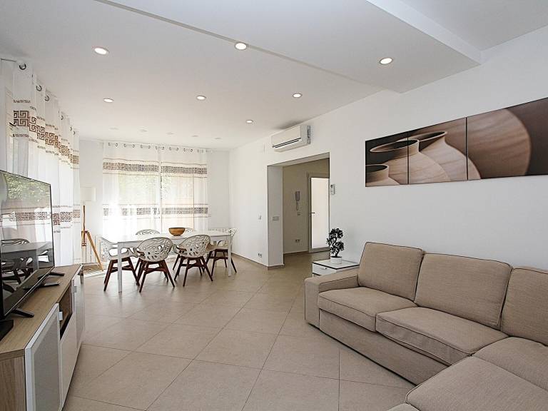 Luxury Villa with Private Pool, A/C, BBQ & Sleeps 8 — photo 3