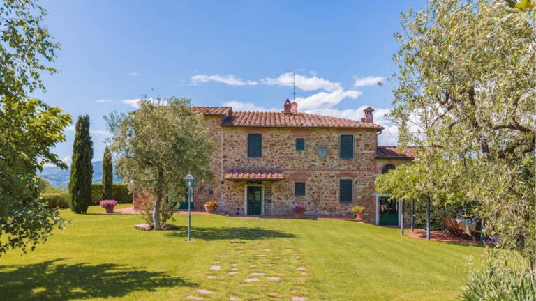 Family-oriented pleasant villa with hot tub, private pool & yard | Pets allowed — photo 2