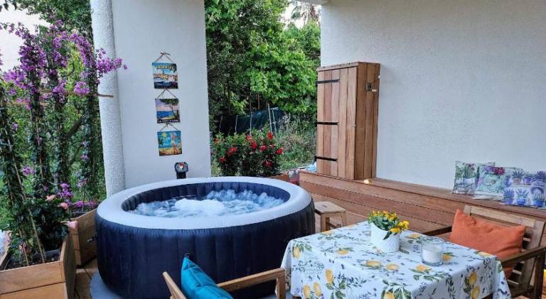 Holiday apartment with jacuzzi — photo 3