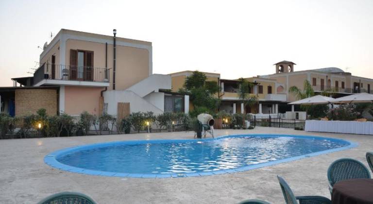 Serviced apartment with patio, pool & garden | Pet-friendly — photo 3