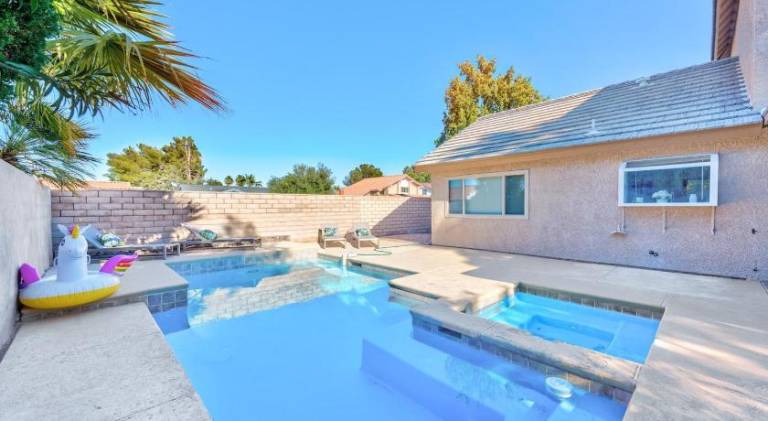 Vacation home with pool | Pets allowed — photo 3