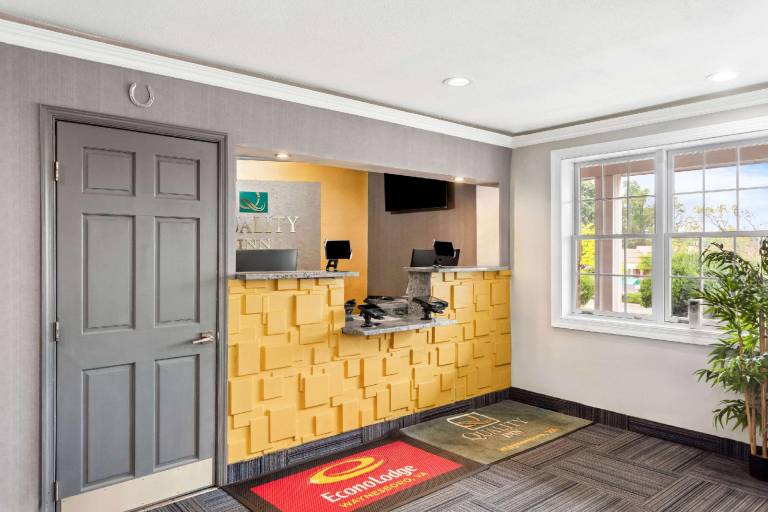 Econo Lodge Waynesboro - Skyline Drive — photo 5