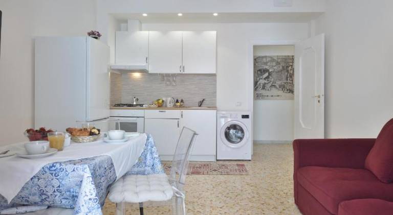 Holiday apartment with jacuzzi & terrace — photo 4