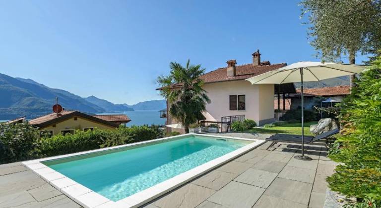 Family-friendly rental apartment with yard, private pool & patio | Pets are welcome in Gravedona