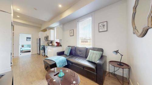 Stylish 2BR Suite Just 6 Minutes from Leslieville Casa Queen Hotel