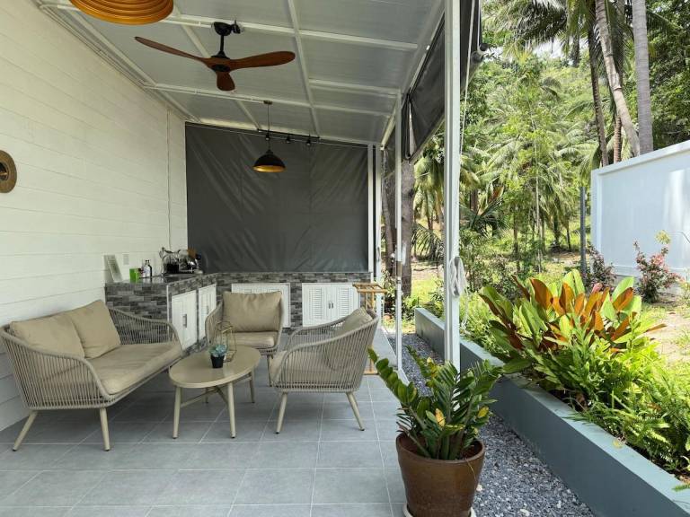 Bungalow with patio & yard — photo 2
