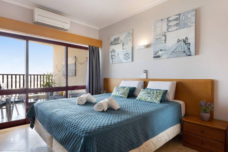 Apartment 'Sunny Escape' with Sea View, Wi-Fi and Air Conditioning in Portimão