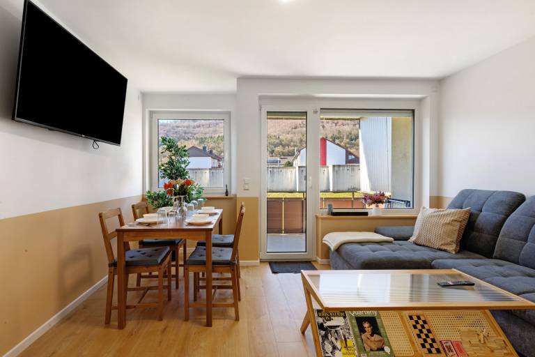 Deluxe Apartment in a Quiet Location with Balcony and Wi-Fi — photo 2