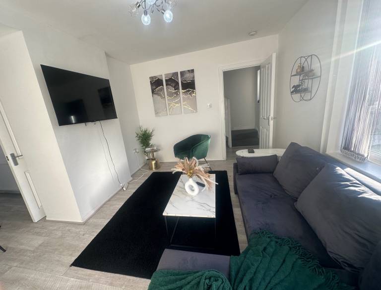Airport House Long Stays Near Hospital