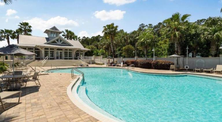 House with pool — photo 3