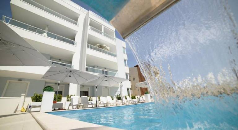 Lovely serviced apartment with terrace & pool | Beach nearby | Pets are welcome in Roseto degli Abruzzi