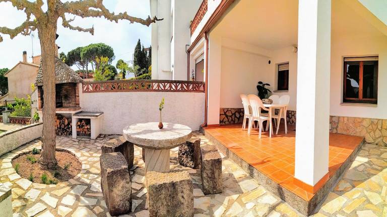 Rental apartment with patio, grill & yard — photo 4