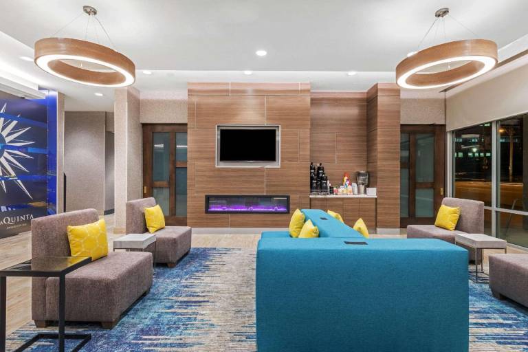 La Quinta Inn & Suites by Wyndham Kansas City Beacon Hill — photo 2