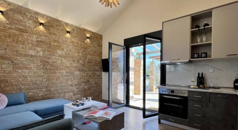 Villa with patio, yard & private pool | Pets are welcome — photo 3