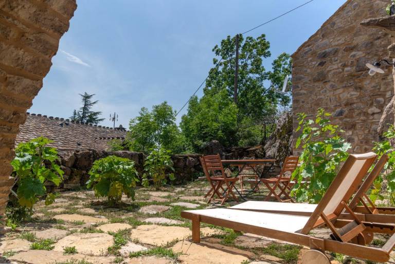 Gite with patio — photo 2