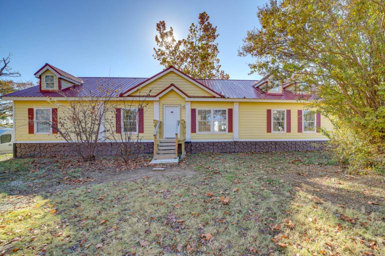 Pet-Friendly Checotah Home w/ Deck & Lake Views! — photo 2