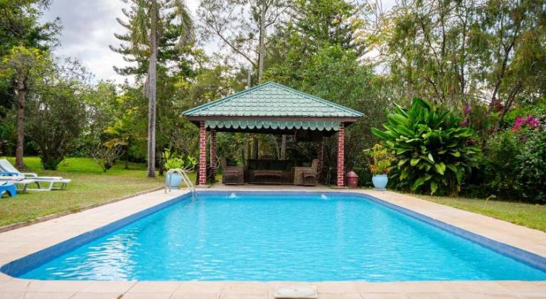 Lodge with terrace, pool & grill — photo 2