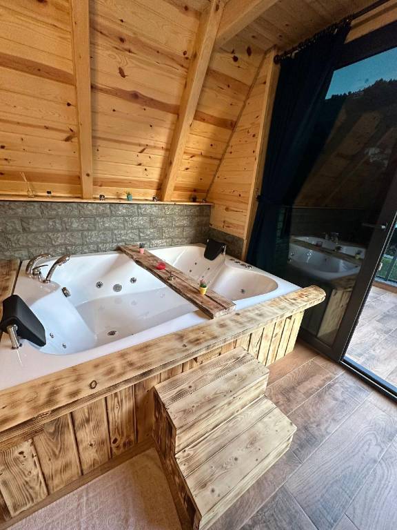 Bungalow with barbecue, hot tub & terrace — photo 4