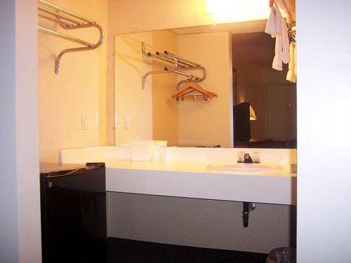 Red Carpet Inn (formerly Royal Inn) — photo 5