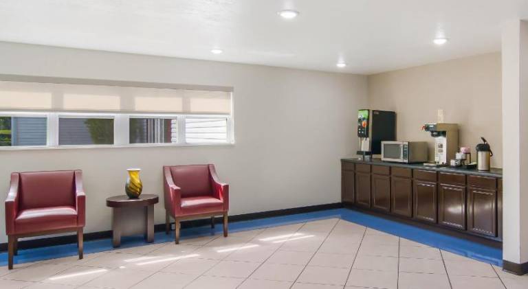 Red Roof Inn Darien - I-95/ North Brunswick — photo 5