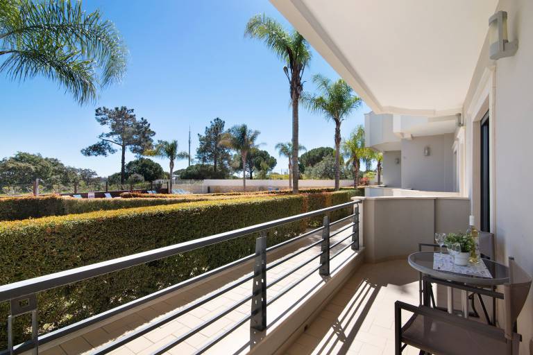 Holiday apartment with pool, yard & fast internet | Garden view — photo 3