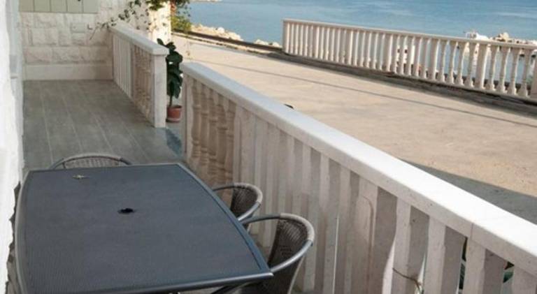 Holiday apartment with patio | Next to the beach | Pets allowed in Podstrana