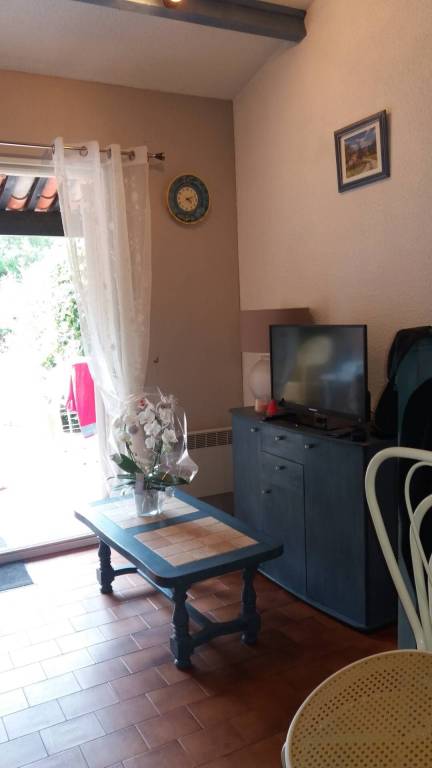 Holiday apartment with patio & barbeque | Garden view — photo 5