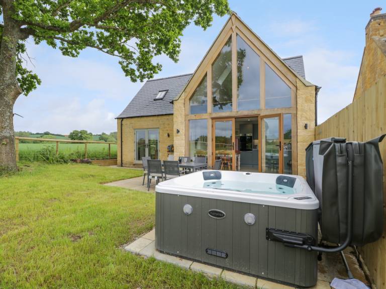Cottage with jacuzzi & yard — photo 2