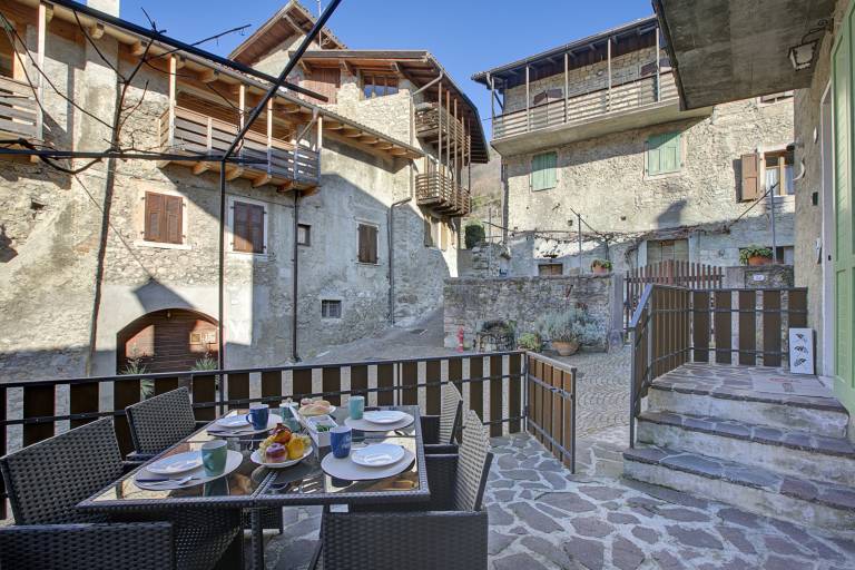 Family-friendly apartment with terrace | Mountain view | Pet-friendly in Tenno