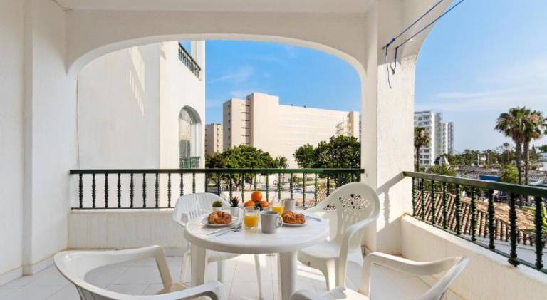 Rental apartment with yard, patio & pool | Beach nearby | Pets allowed — photo 3