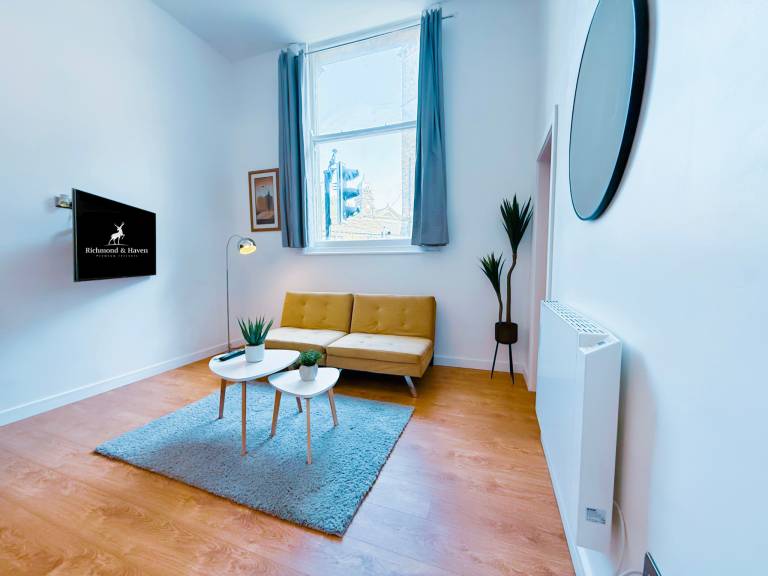 Luxury apartment sleeps 4 free parking