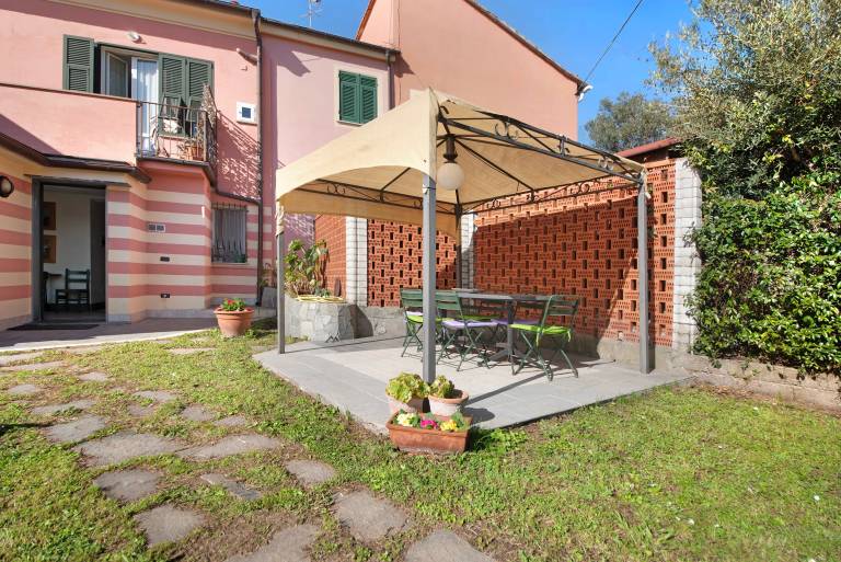 House with garden, BBQ & terrace | Garden view — photo 2