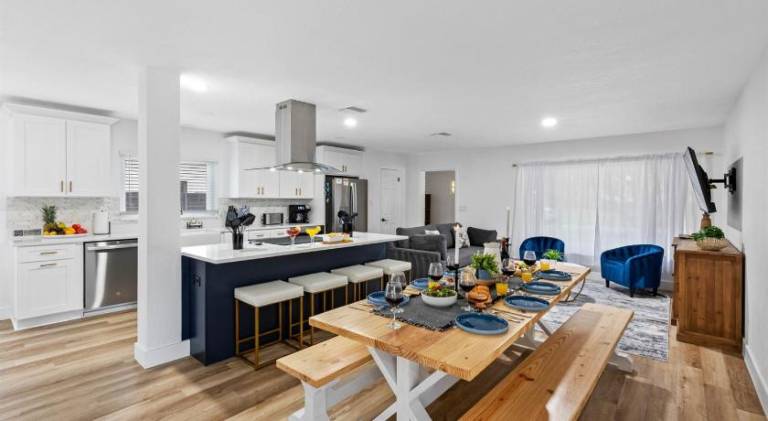 5-Bedroom Home with Private Pool and Hot Tub, 15 Minutes from Clearwater Beach — photo 4