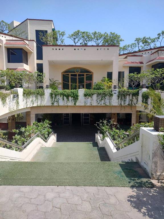 Luxera Hotel - Adjacent to Arjangarh Metro Station — photo 5