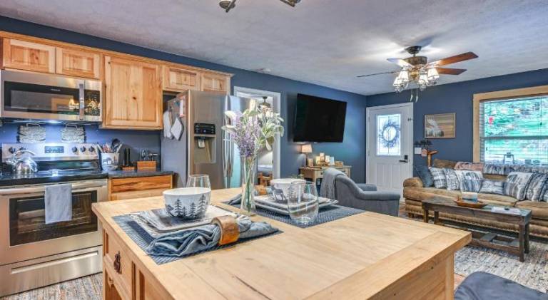 House with hot tub | Pets are welcome — photo 3